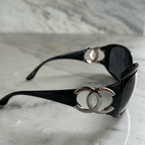 Authentic preowned black Chanel sunglasses with silver CC logo - Picture 4 of 8